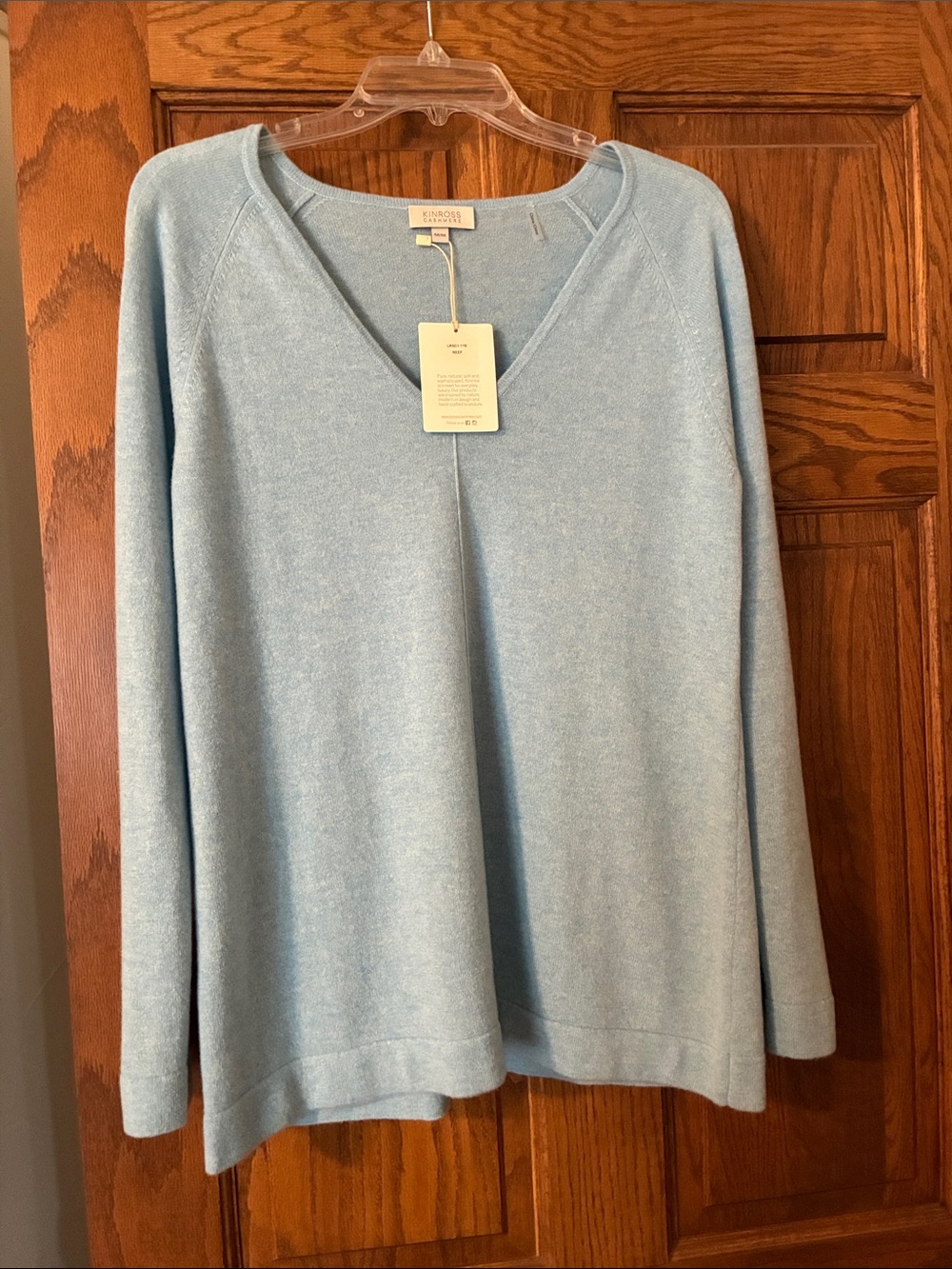 NWT Kinross Cashmere Pale Blue V-neck, size medium